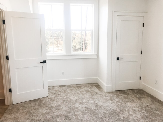 Building Photo - 764 E 2nd St