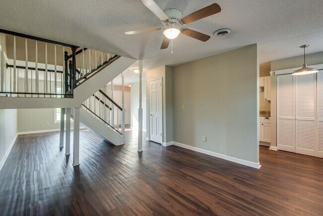 Building Photo - 1301 Neelys Bend Rd