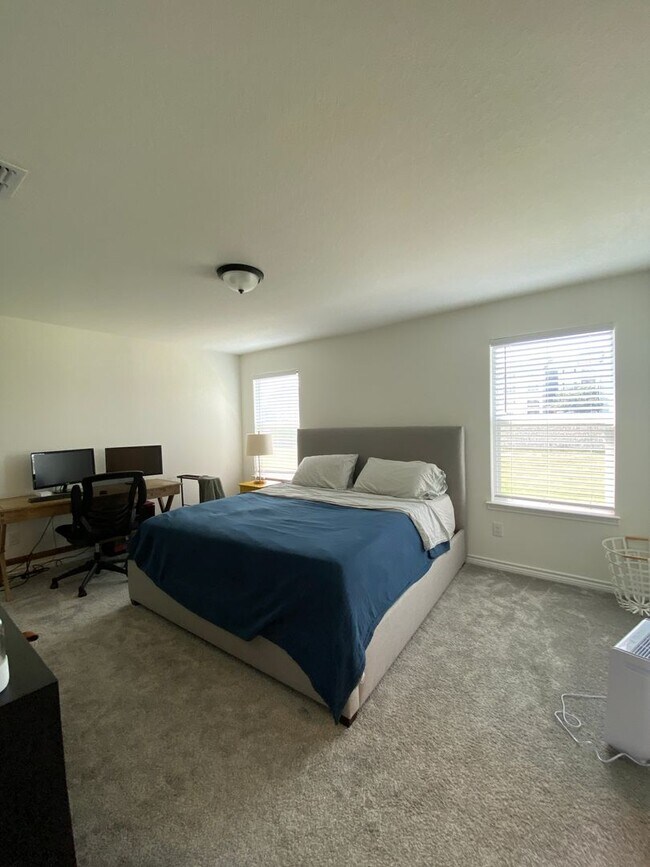 Building Photo - Move in Ready 3 BD/2.5 BA with a Garage Mi...