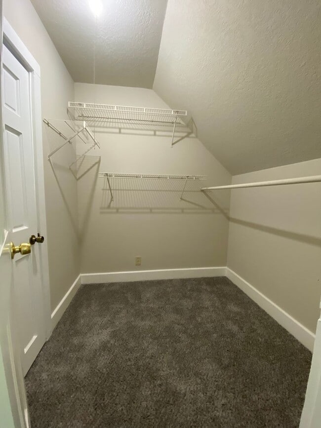 Building Photo - 4 Bedroom 2 Bathroom 2 Stall Detached Garage