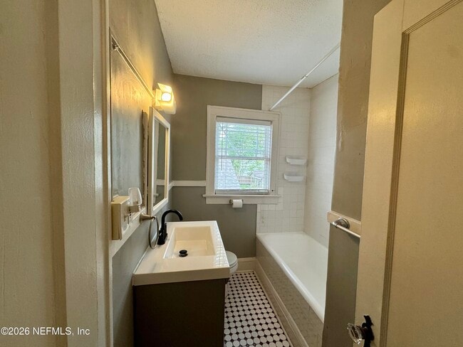 Building Photo - 2325 Myra St