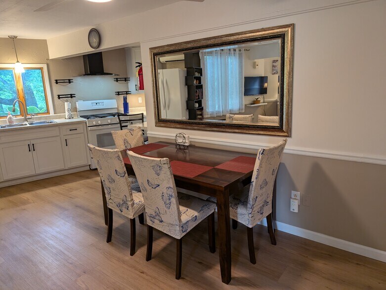 Dining - 12067 Gearhart Rd