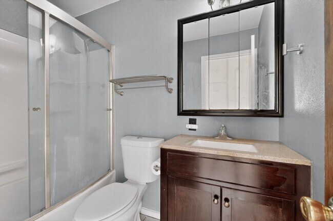 Building Photo - 3 Bedroom, 1.5 Bathroom Home! Schedule a Showing today!