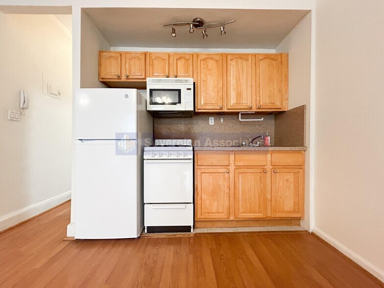 Building Photo - 320 W 106th St