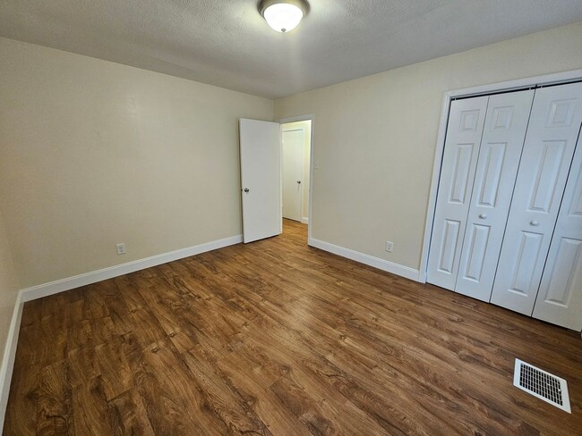 Building Photo - 2 bed, 1 bath, close to ND