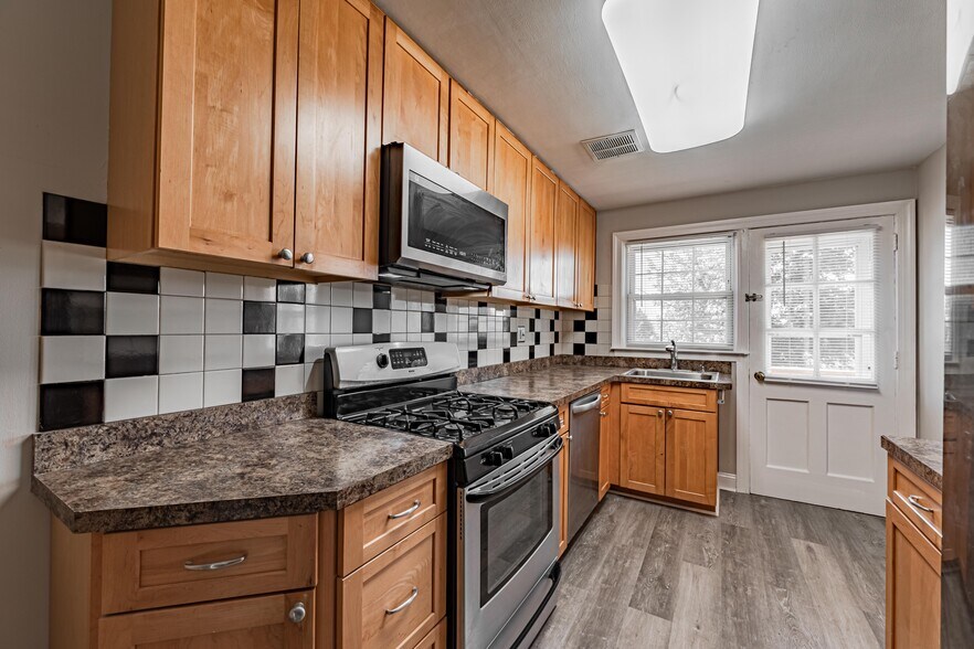 Building Photo - 1565 Dellsway Rd