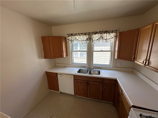 Building Photo - 394 Taunton Pl