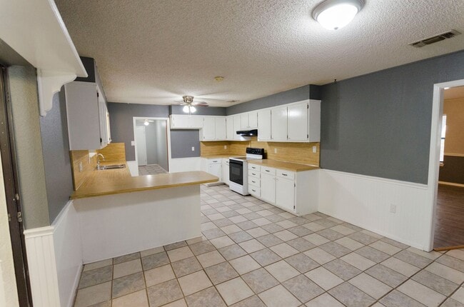 Building Photo - Wonderful Country Living close to town AVAILABLE NOW!