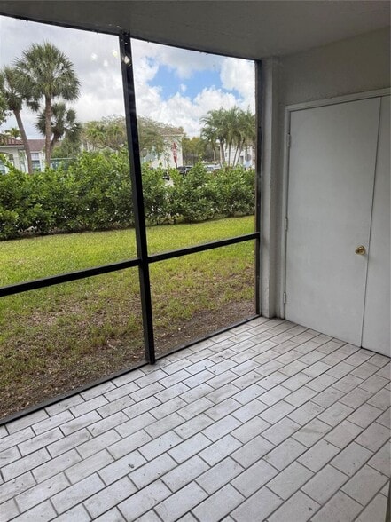 Building Photo - 8601 NW 34th Pl