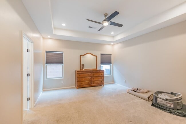 Building Photo - Modern 4 Bed 3 Bath - Pets Allowed!