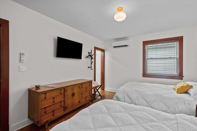 Building Photo - Modern Furnished Cottage Located Downtown!