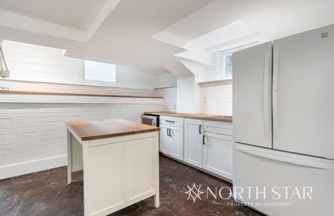 Building Photo - Coming Soon!  Remodeled Sellwood Bungalow