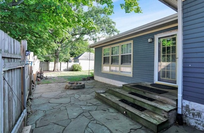 Building Photo - 1902 Thompson St