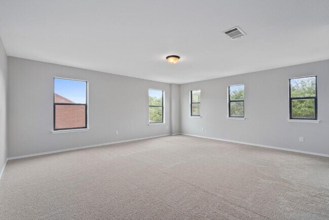 Building Photo - 1132 Hyde Park Dr