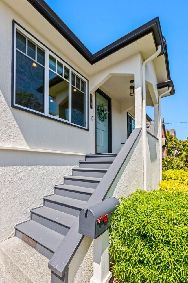 Building Photo - 3bd/1.75ba Seattle Home