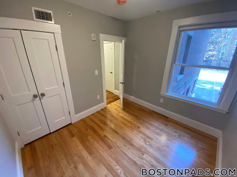 Building Photo - 190 Kelton St