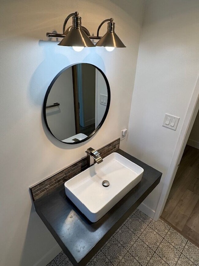 Building Photo - Modern Alamitos Beach 2 bedroom Condo plus...