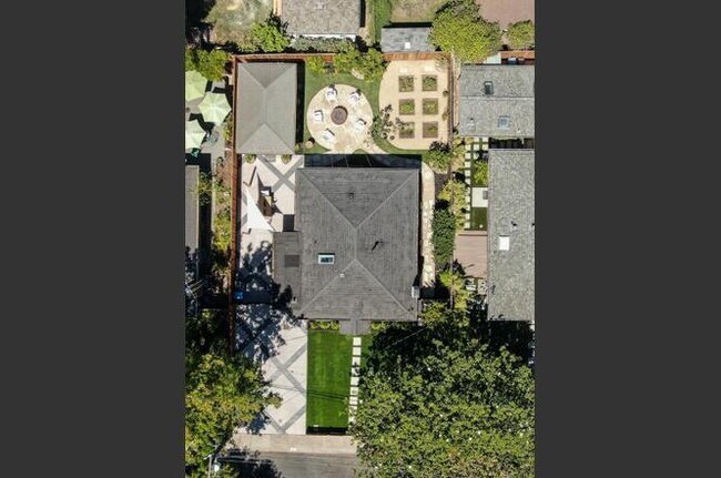 Building Photo - 381 McKendry Dr