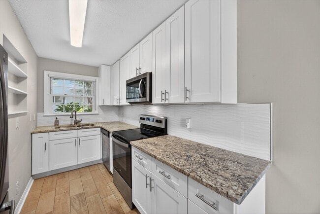 Building Photo - 83 Comares Ave