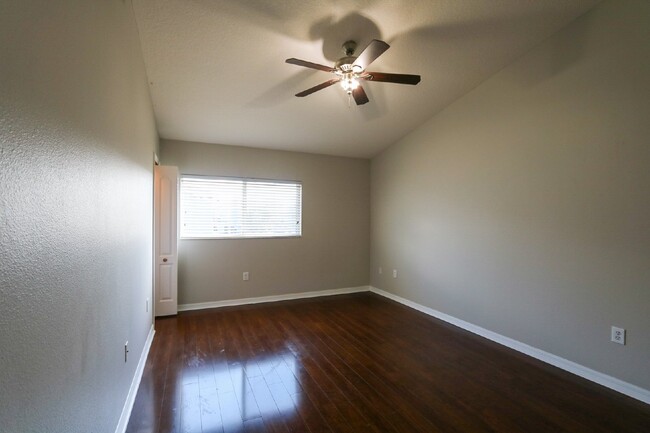 Building Photo - Spacious 3-Bedroom Townhome in Gated Kings...