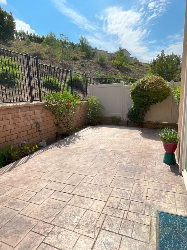 Building Photo - 4 Bed, 2 Bath - Fallbrook Single Family Home