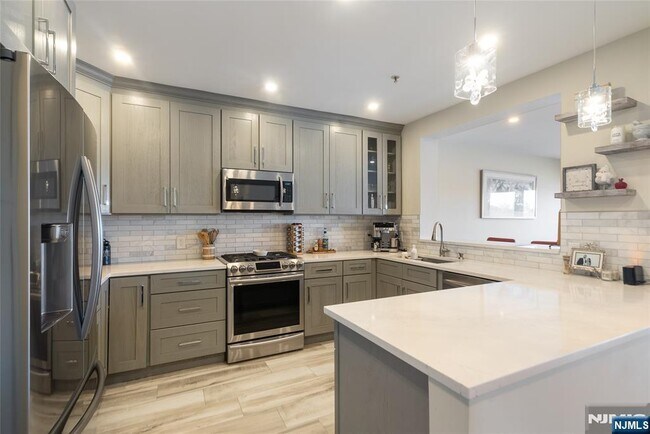 Building Photo - 302 The Promenade