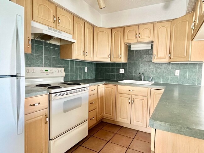 Building Photo - 13 E St