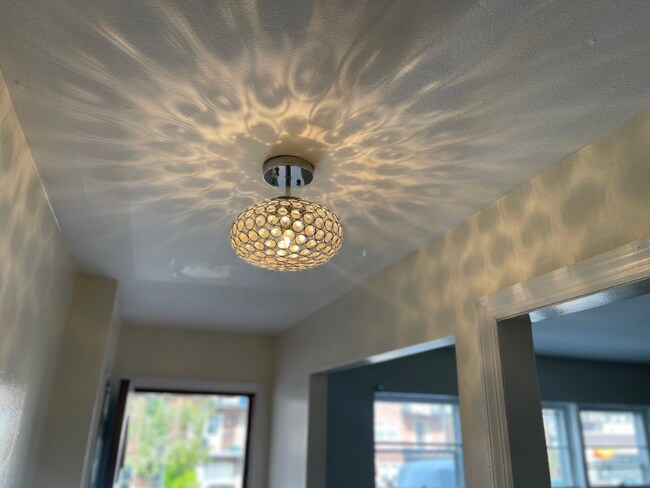 Building Photo - 750 E 83rd St