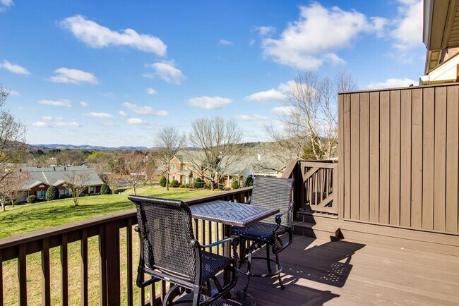 Building Photo - 2 Bedroom, 2.5 Bath Townhouse w/ Garage