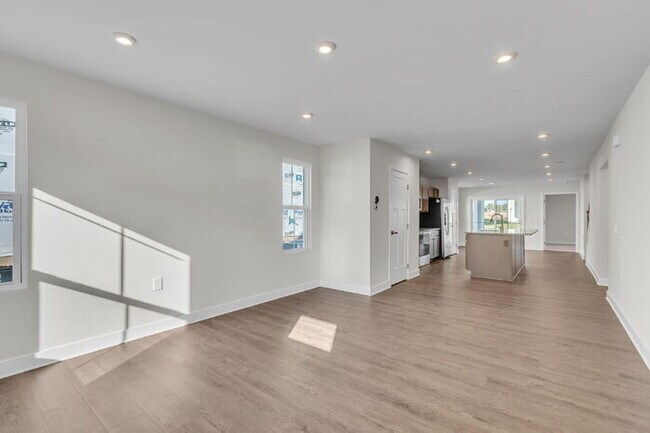 Building Photo - Charming 3-Bed Townhouse Oasis in Greenvil...