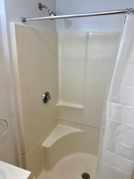 Building Photo - 123 Thorndike St