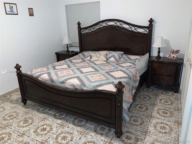 Building Photo - 1750 W 46th St