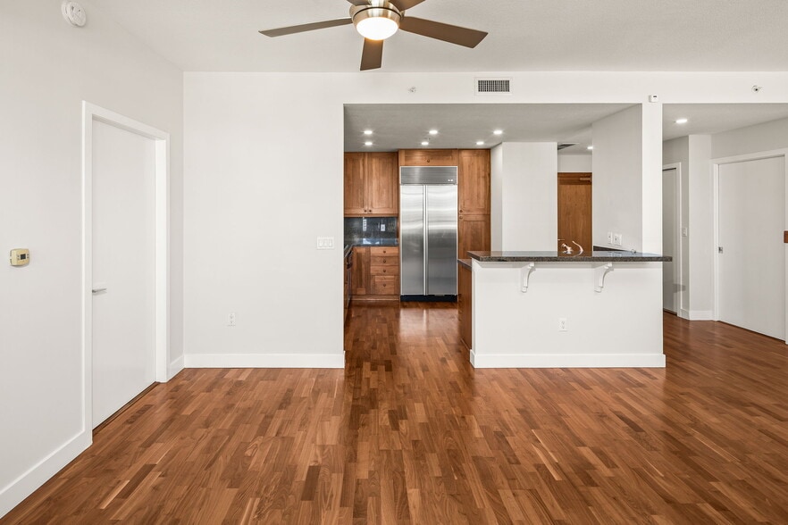 Building Photo - 700 W Harbor Dr