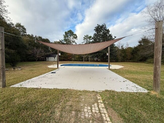 Building Photo - Pensacola - 32526- 4 bedroom, 2 bathroom - pool and lawn care included