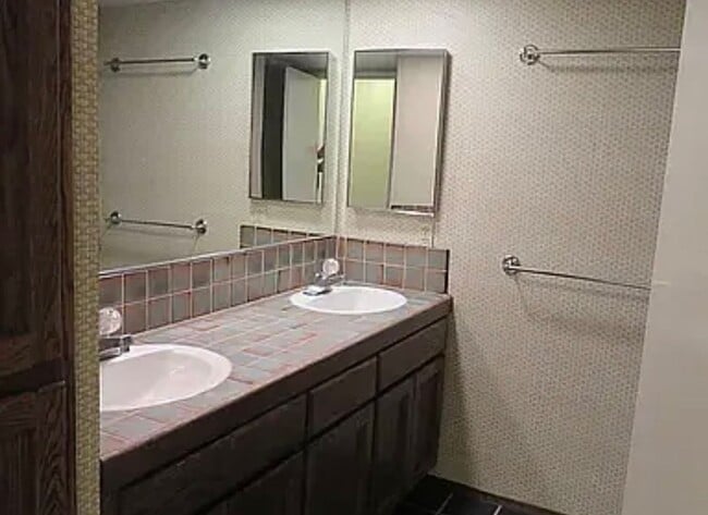 Building Photo - Santa Cruz Townhome Near UCSC!