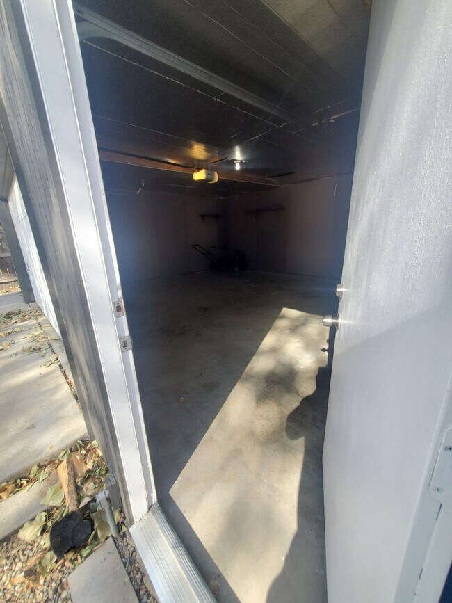 Building Photo - Spacious Ranch Style 4 BR Available in Aug...