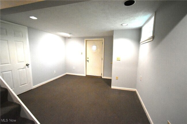 Building Photo - 3583 Lloyd Rd