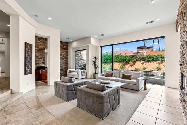 Building Photo - 50380 Vía Serenidad