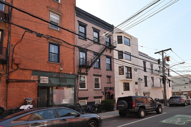 Building Photo - 105 8th St