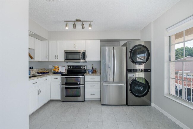 Building Photo - Beautifully Updated Condo