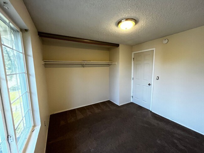 Building Photo - Excellent location at an affordable price!