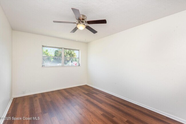 Building Photo - 223 Columbia Dr