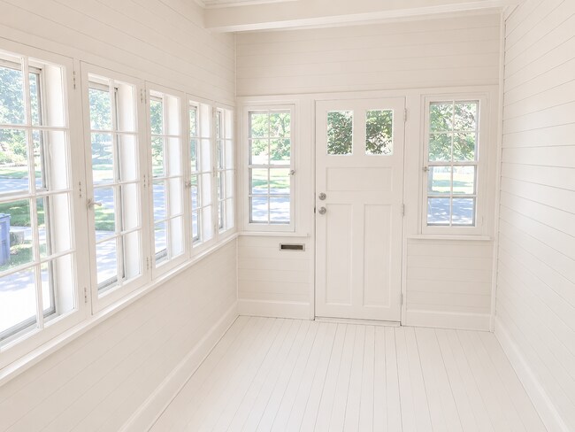 Building Photo - Lower 2 Bedroom Duplex Great Location!