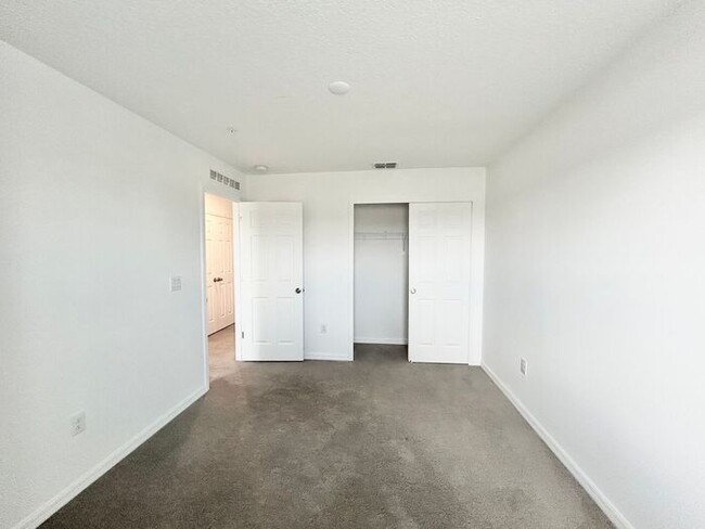 Building Photo - Luxurious 3/2.5 Modern Townhome with a Pri...