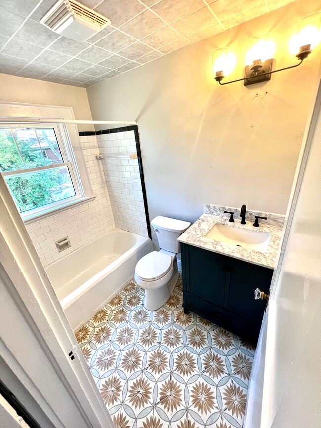 Building Photo - Completely Renovated 4BR Beach Cottage! Tw...