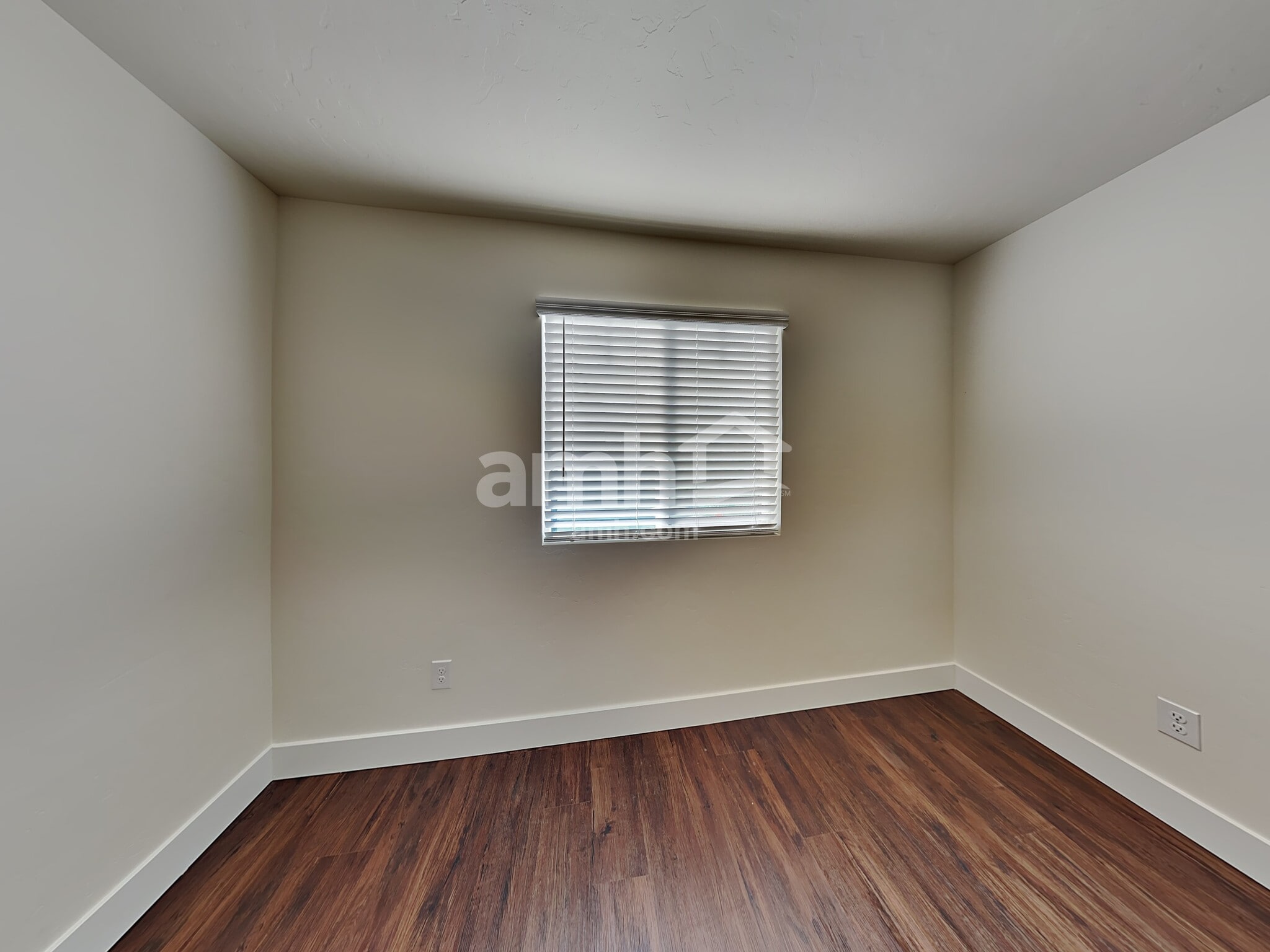 Building Photo - 1366 N Barkvine Ave