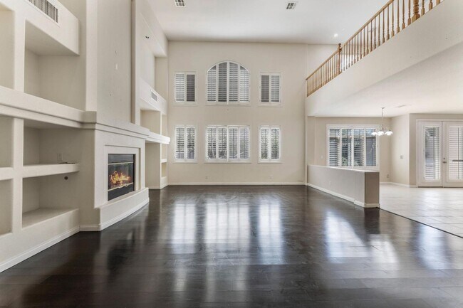 Building Photo - Luxurious Home in Gated Community