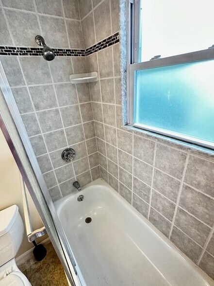 Building Photo - 27 Heath St