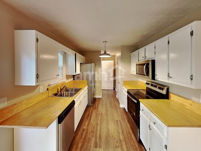 Building Photo - 7827 Rainey Dr