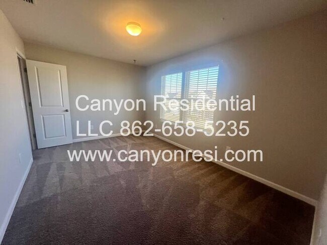 Building Photo - Beautiful 3 Bedroom 2.5 bath in well sough...